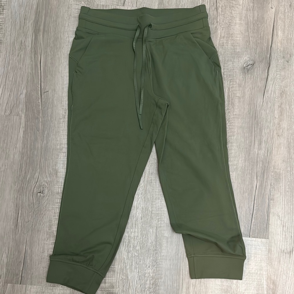 Green Lulu jogger capris